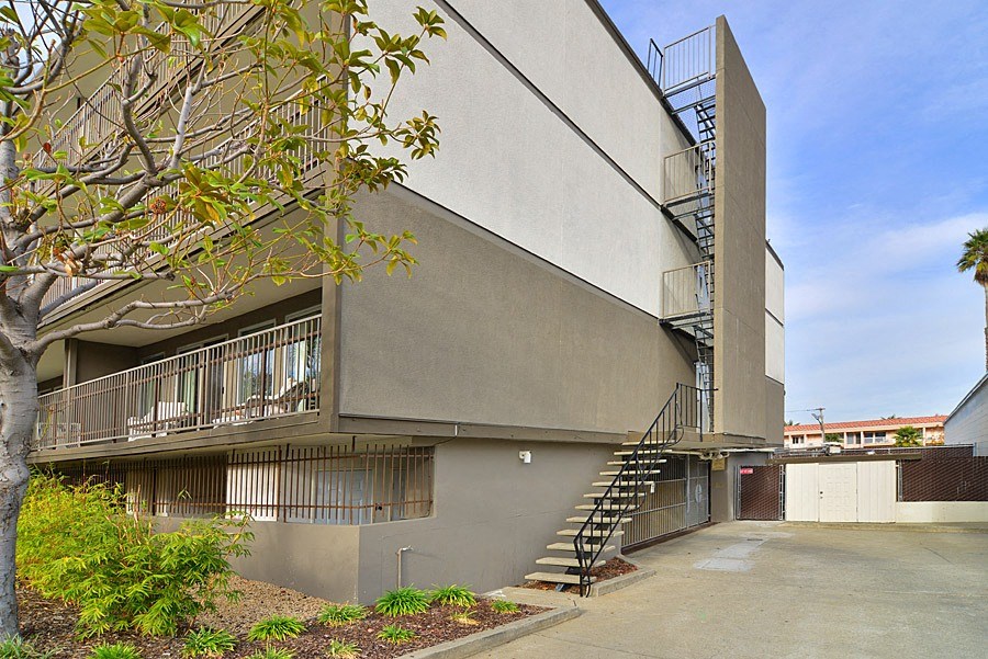 Dolores Lia, corner view of building