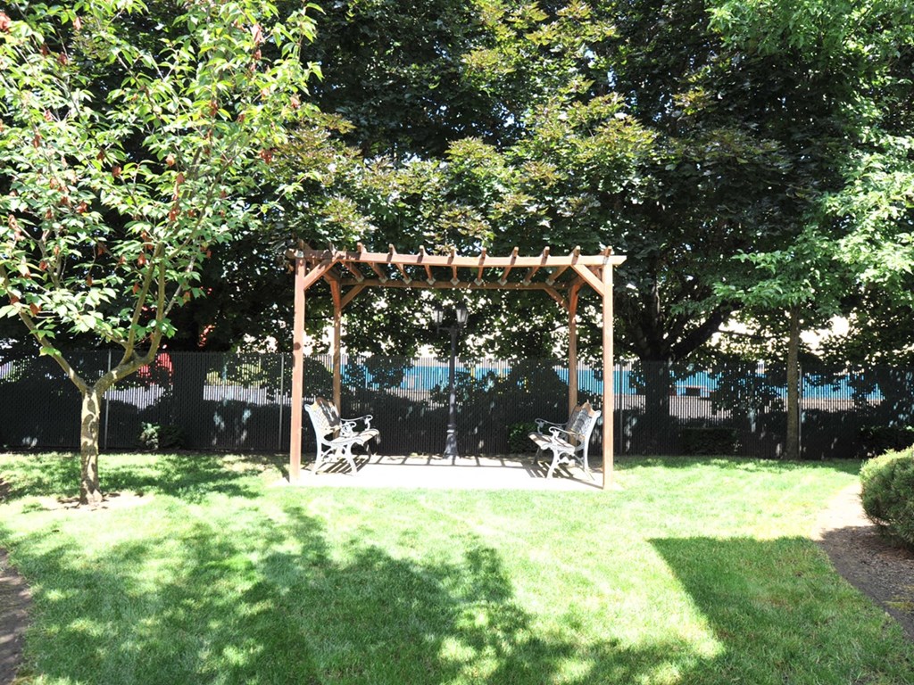 Emerald Pointe trellis