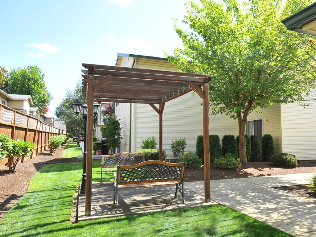 Emerald Pointe trellis