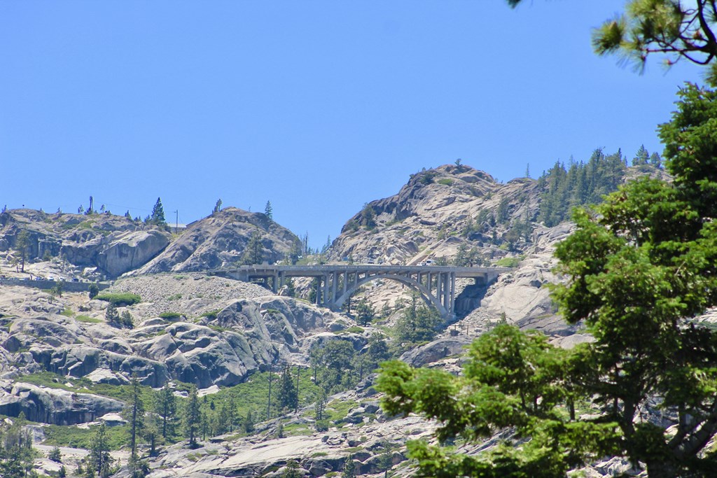 Truckee, view of bridge against mountainside