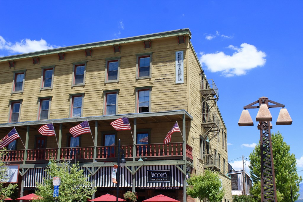 Truckee, view of hotel building