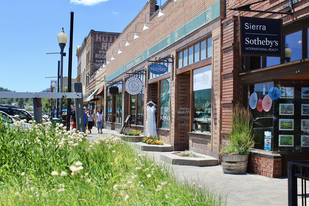 Truckee, view of downtown shopping