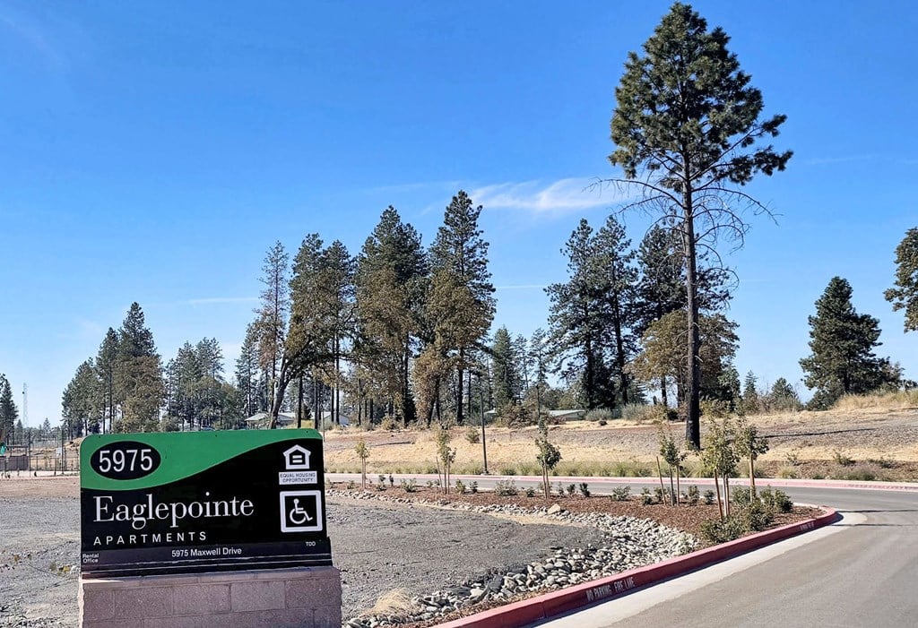 the sign for eagle pointe apartments at the side of the road