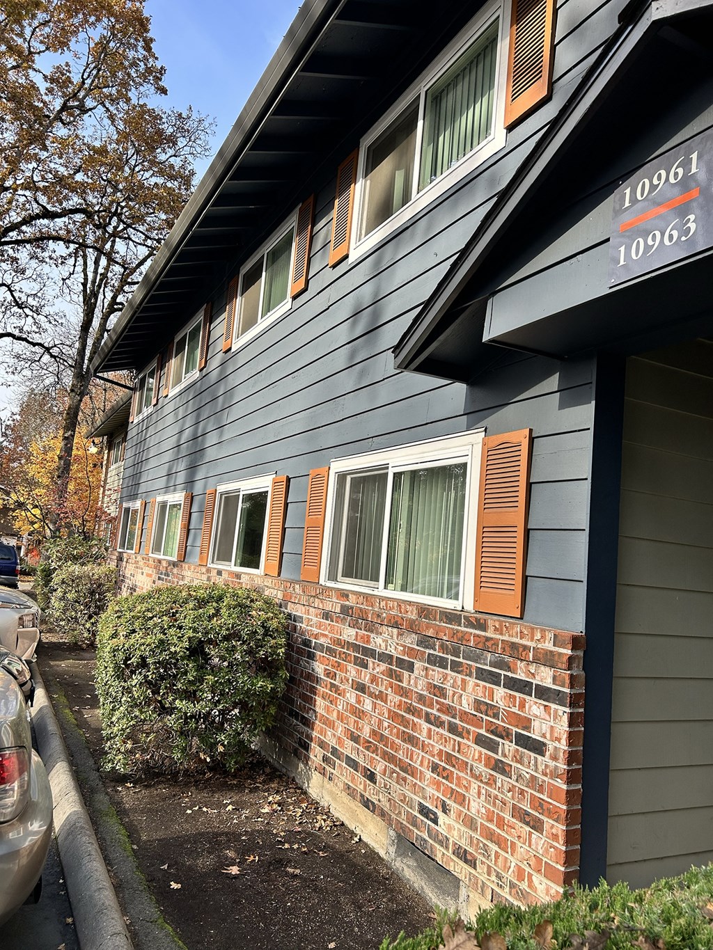 A grey building with the numbers 10961 and 10963 on it.