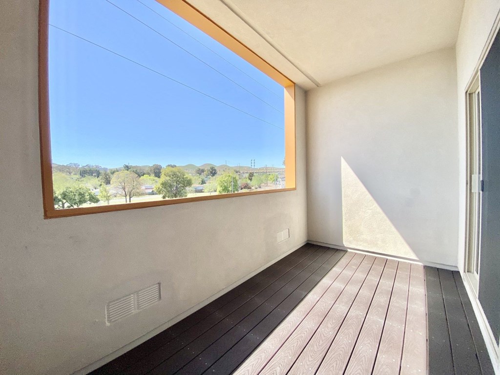 Willow View open picture framed balcony