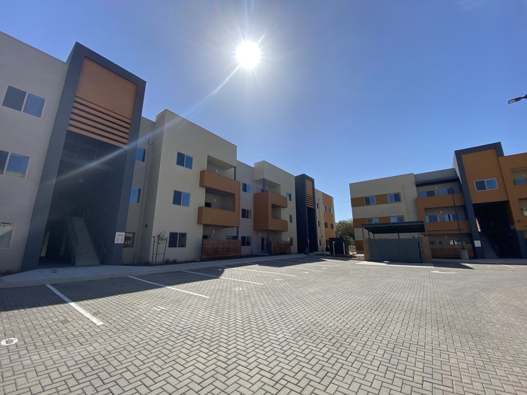Willow View exterior parking area with cobble stone pavers
