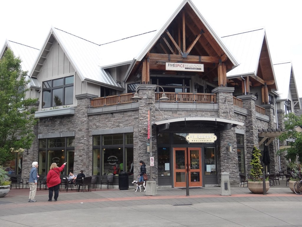 Lake Oswego view of dining and shopping in Lakeview Village shopping area