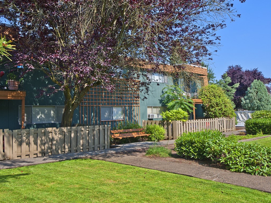 Menlo Manor exterior landscaping