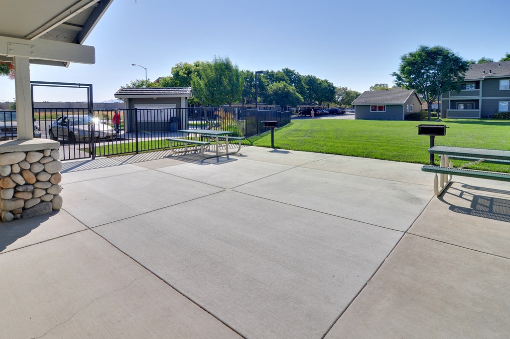 the patio at the whispering winds apartments in pearland, tx