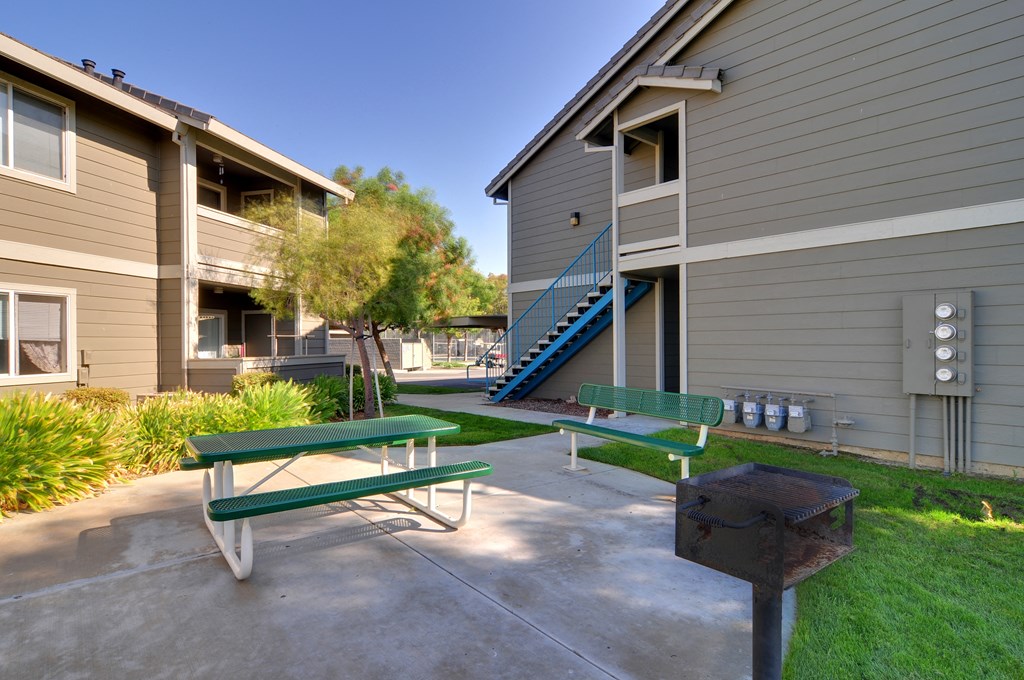 picnic table and grill at the whispering winds apartments in pearland, tx