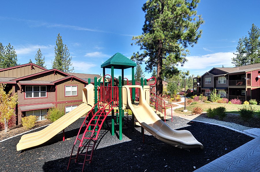 playgrounds at the preserve at green tree apartments in green tree
