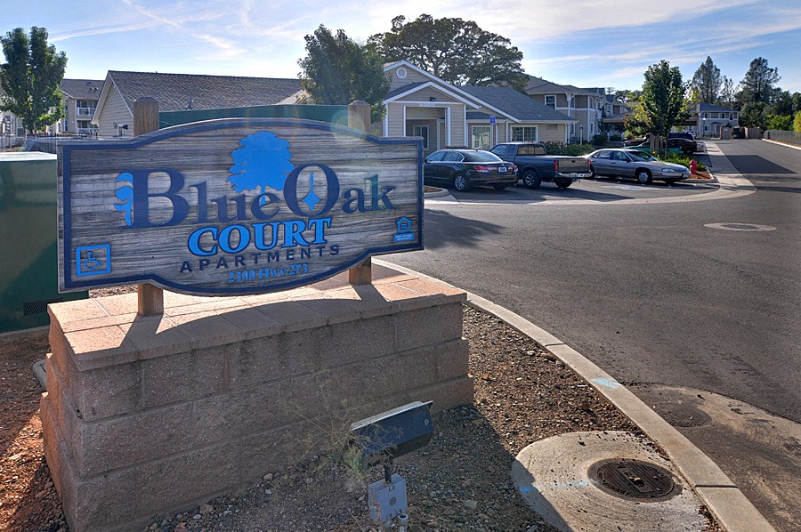 a sign for blue oak court at the corner of a street