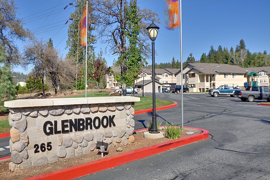 the welcome sign at the entrance to glenbrook apartments