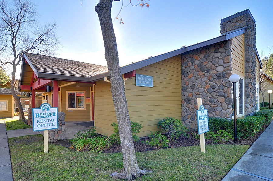 a building with a stone wall and a sign that says pelikan brewing company