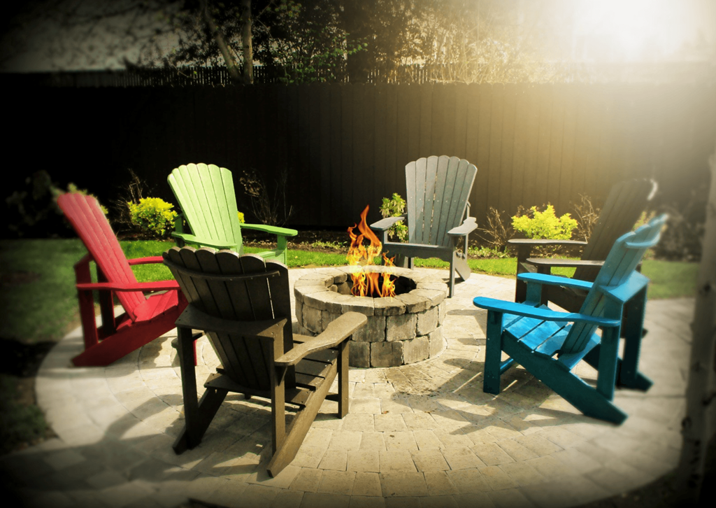 a group of chairs around a fire pit in a backyard