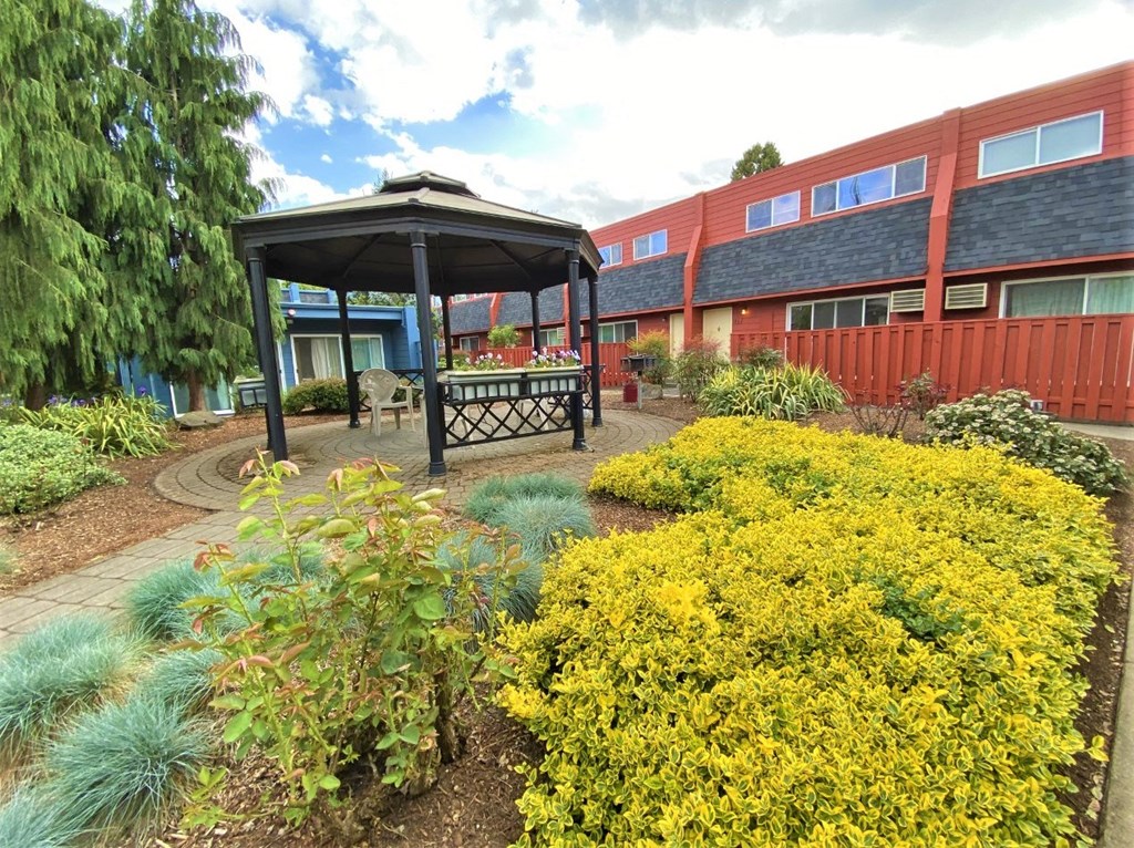 20th & Brooklyn common area with gazebo and bbq area