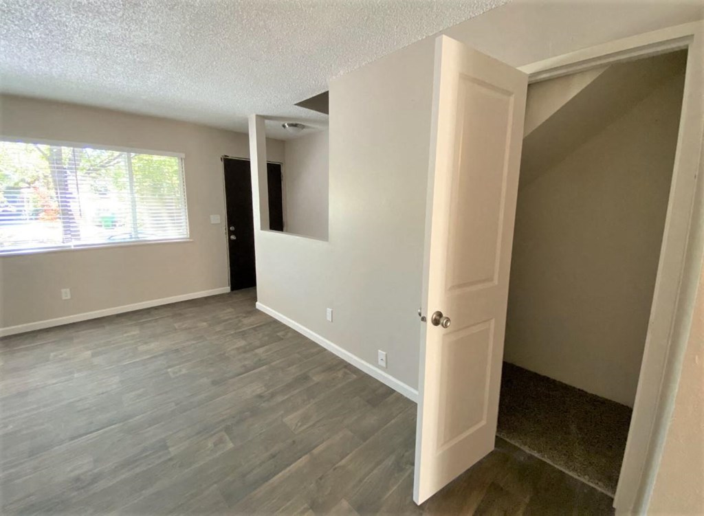 20th and Brooklyn 2 bed TH living area