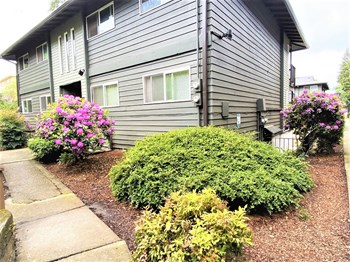 Creston Villa corner view of building from pathway - Photo Gallery 3