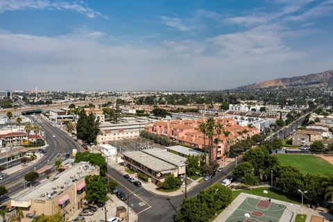 Apartments in Burbank, CA - Aerial View of Community and Surrounding Areas scott villa
