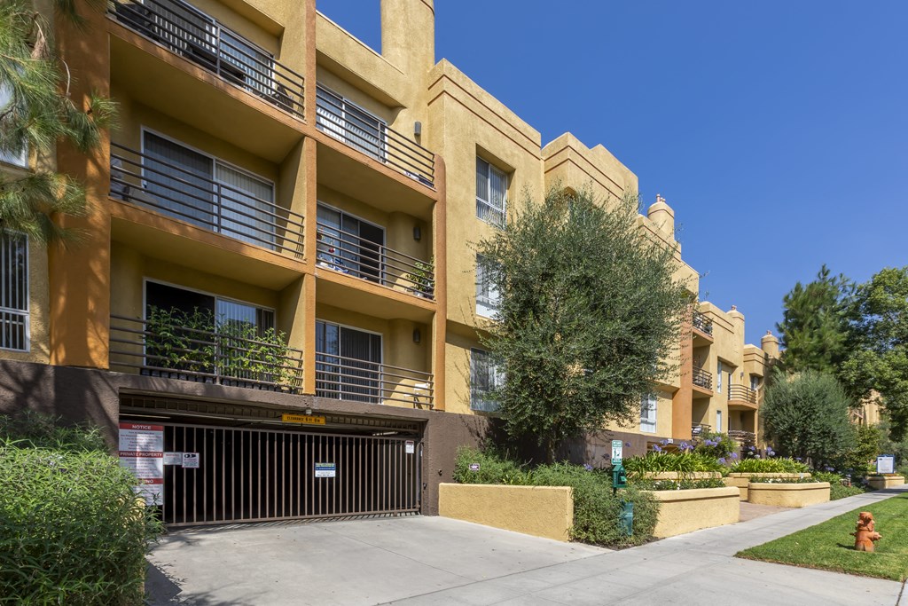 Apartments in Burbank, CA - Exterior Community.