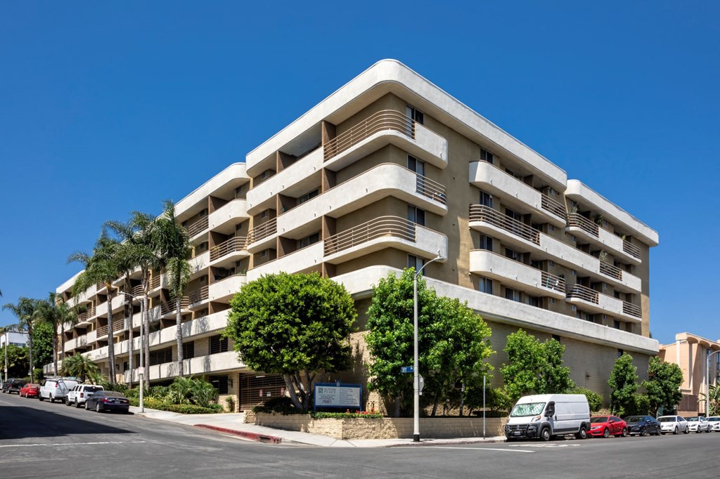 Apartments in Hollywood, CA exterior building