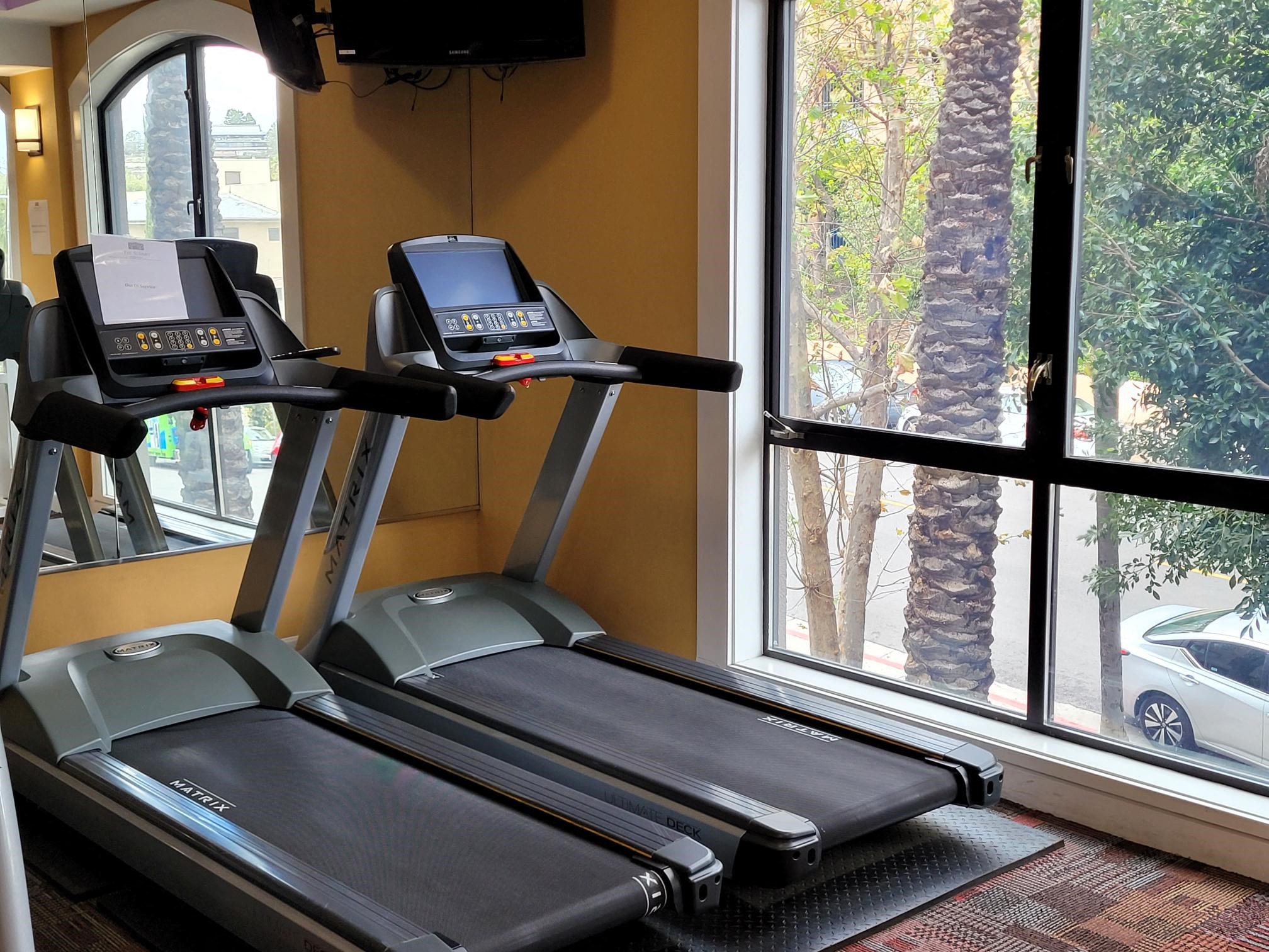 Apartments in Hollywood, CA - Fitness Center Equipment The Summit