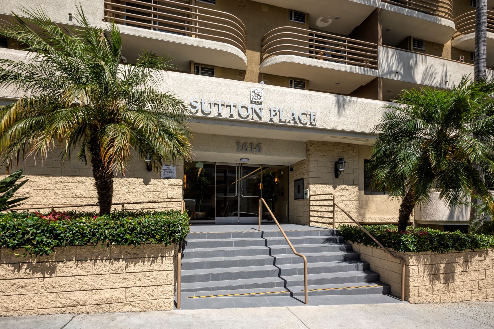 Apartments in Hollywood, CA - Front Entrance - Building Exterior 2 Sutton