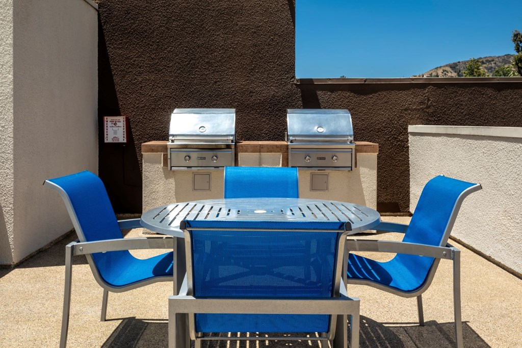 Apartments in Hollywood, CA - Outdoor Grilling Area with Seating Area summit.