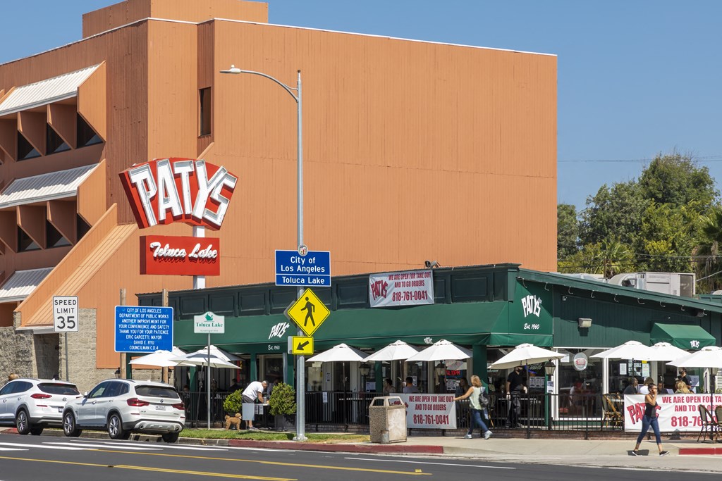 Apartments in Toluca Lake Patys Restaurant Exterior