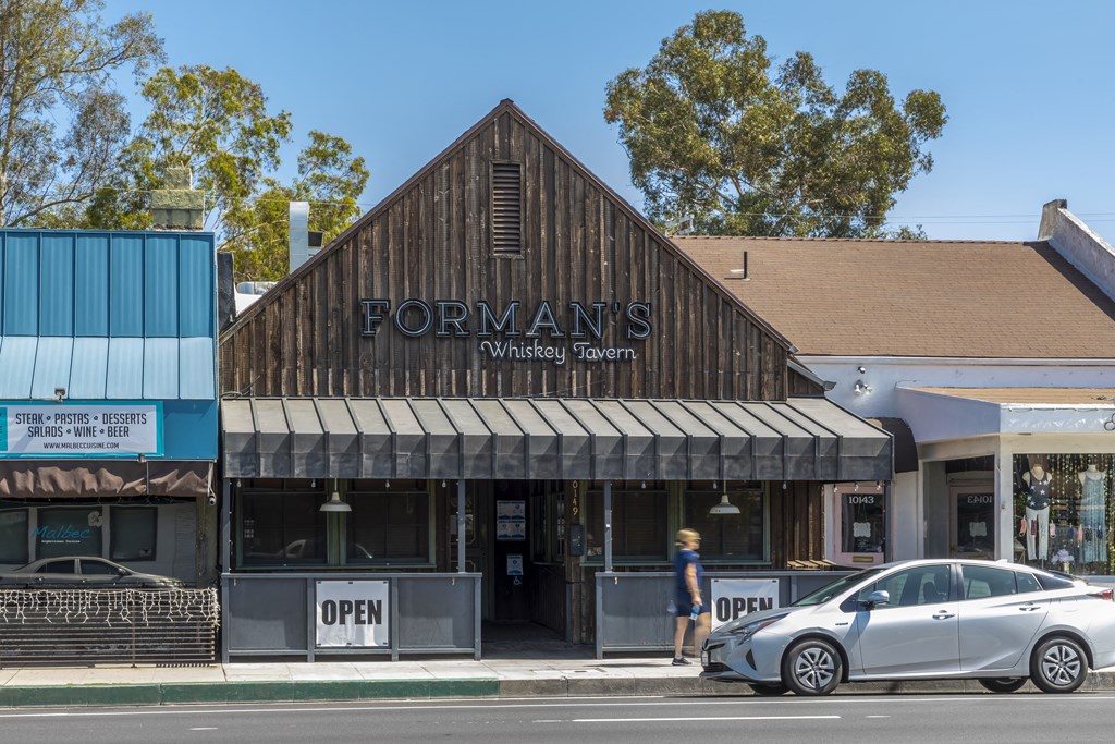 Apartments in Toluca Lake Store Front of Formans Whiskey Tavern