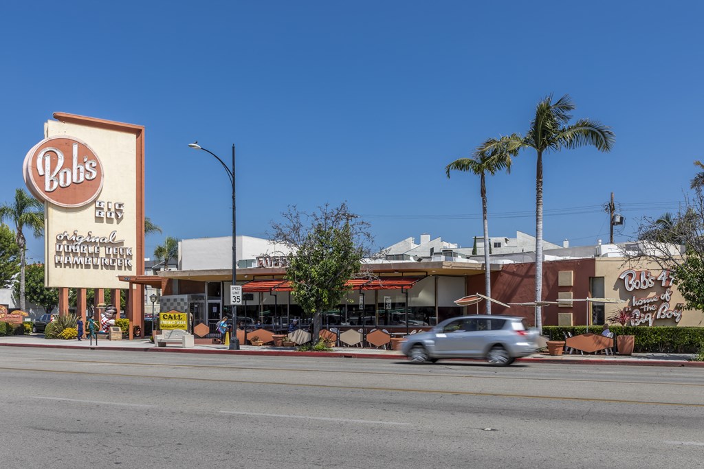 Apartments in Toluca Lake Street View of Bobs Big Boy Restaurant