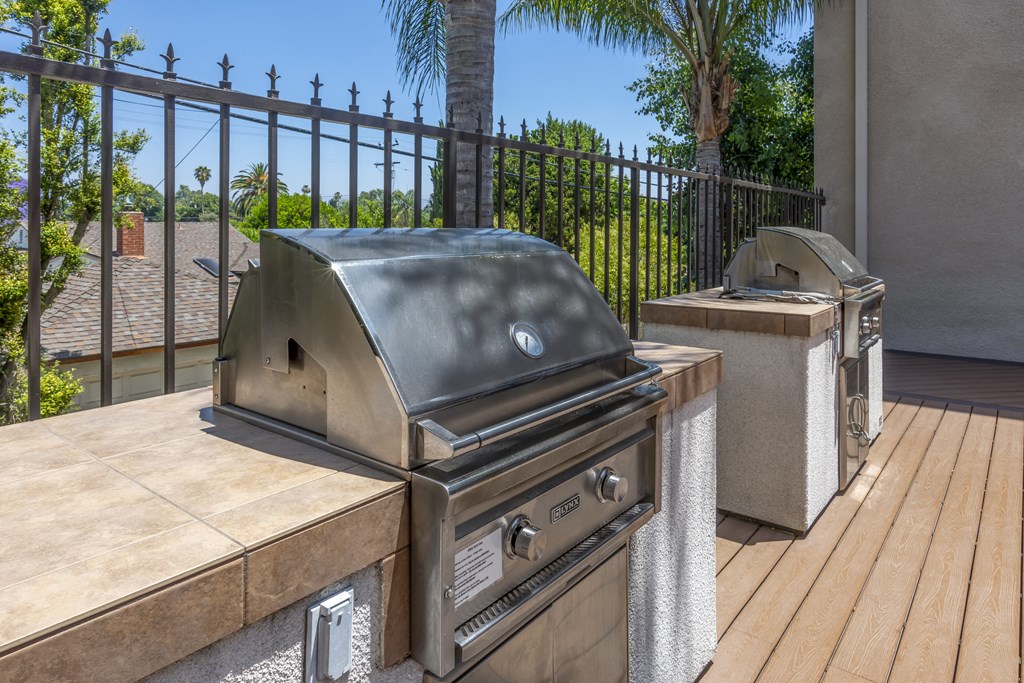 Apartments in Valley Village, CA - Outdoor Grilling Area