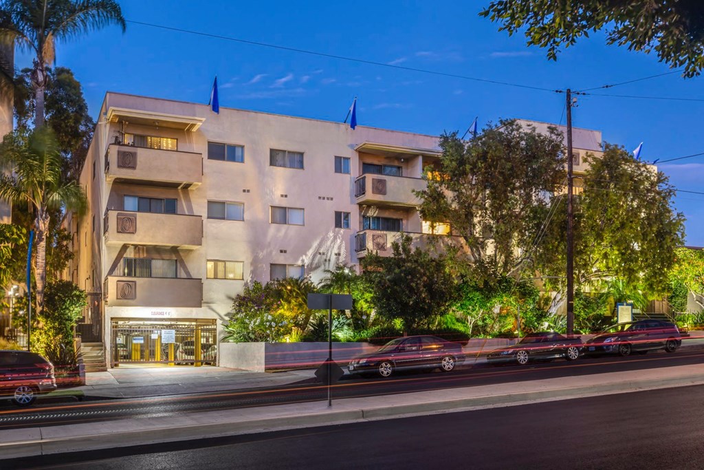 Apartments in West Los Angeles, CA Del Rio exterior building evening