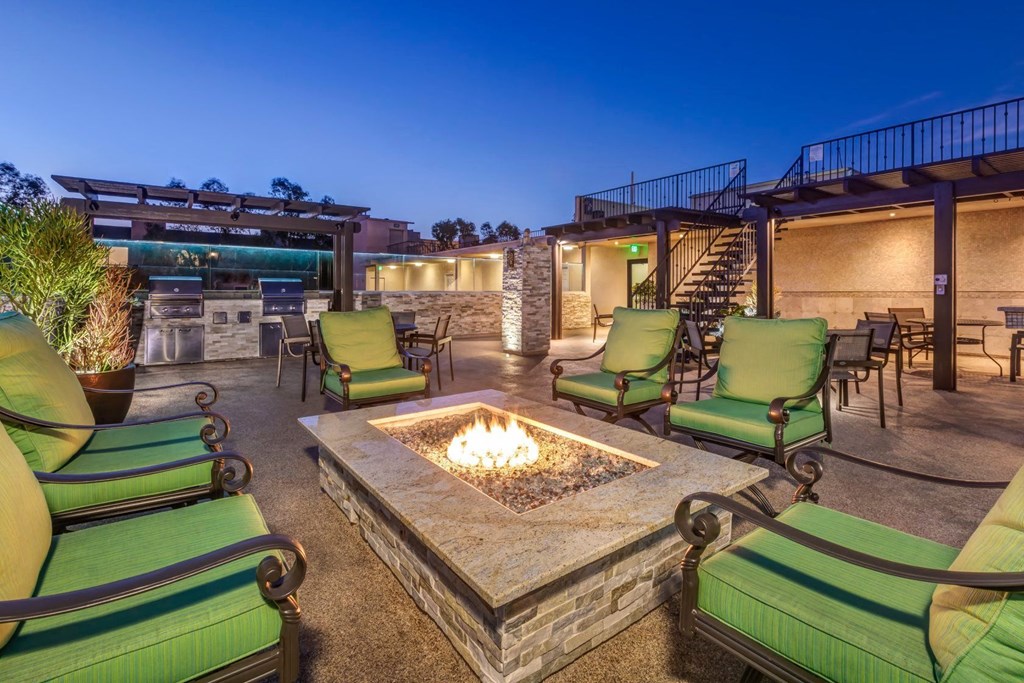 Apartments in West Los Angeles, CA Del Rio roof top fire pit and gas grills.jpg
