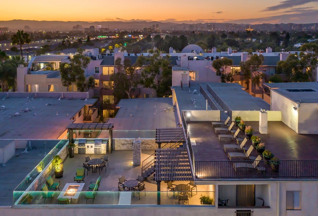 Apartments in West Los Angeles, CA Del Rio roof top view sunset
