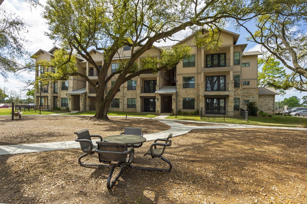 a picnic table in front of an apartment building