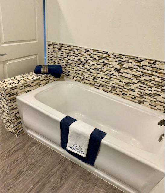 Apartments in Hollywood, CA - The Summit bathtub and tile wall