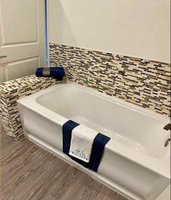 Apartments in Hollywood, CA - The Summit bathtub and tile wall - Photo Gallery 31