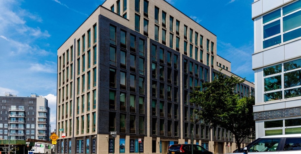 Exquisite Exteriorat 470 Manhattan, Brooklyn