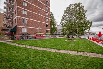 Surf and Surfside apartments and townhomes in Downtown Madison, WI. Fully Furnished, studio, one bedroom, 2 bedroom. Lake views. Managed by Wisconsin Management Company - Photo Gallery 4