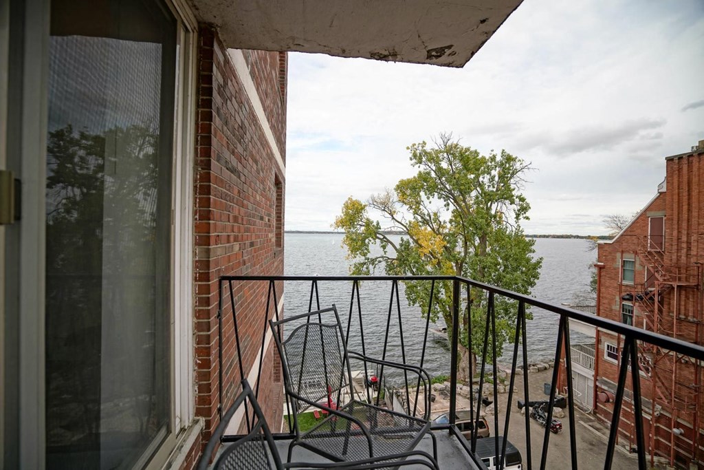Surf and Surfside apartments and townhomes in Downtown Madison, WI. Fully Furnished, studio, one bedroom, 2 bedroom. Lake views. Managed by Wisconsin Management Company