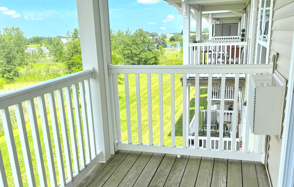 a view of the deck from the back of the house