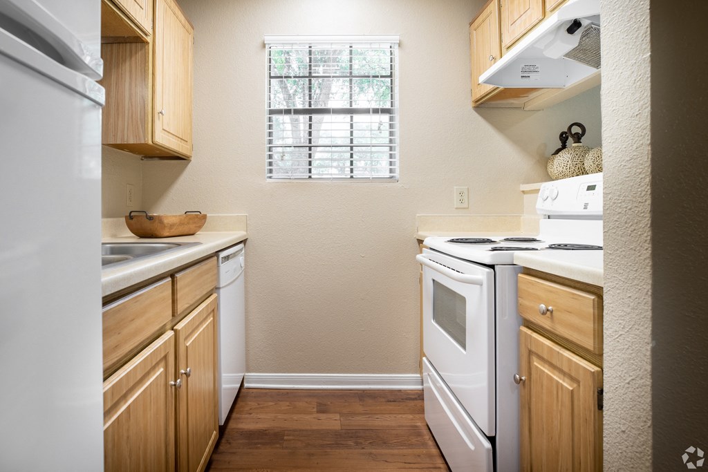 model kitchen at Summit Ridge Apartments, Temple, TX, 76502