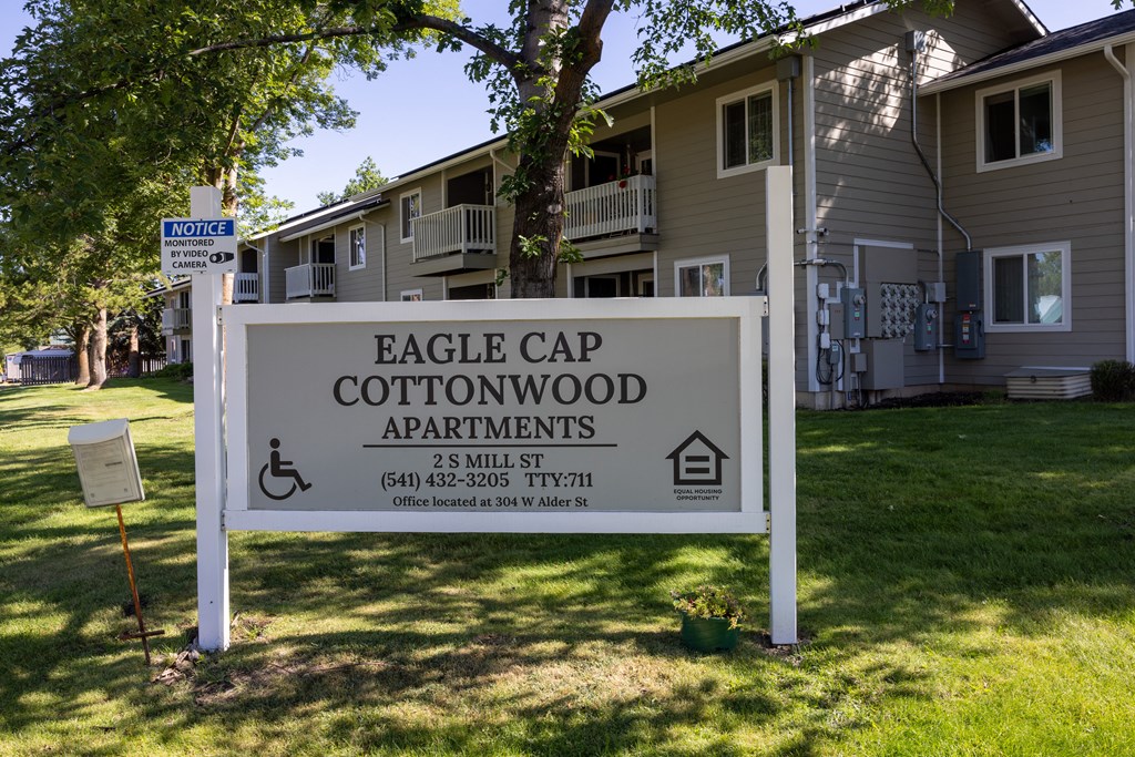 a sign for the eagle cap cottonwood apartments
