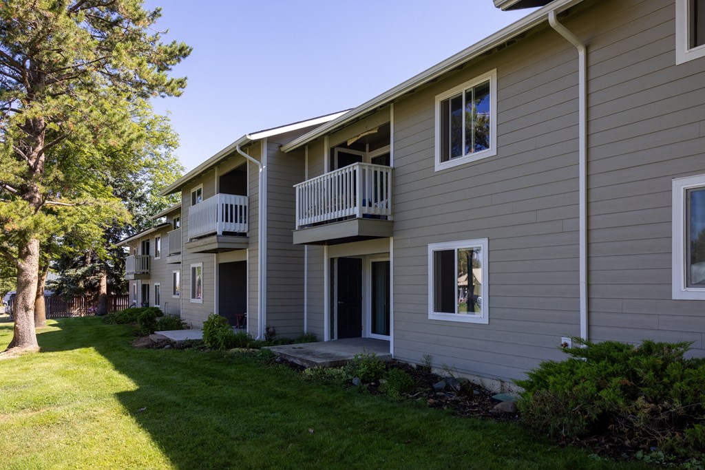 a view of the exterior of an apartment building