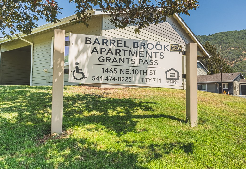 the sign for apartments grants pass