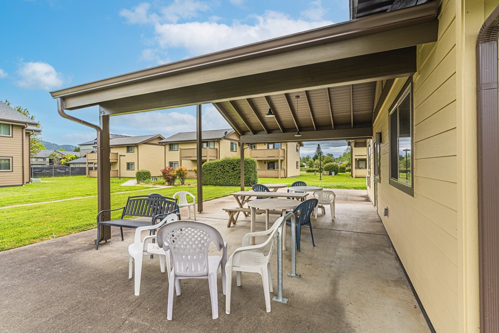 the reserve at city center clubhouse patio with tables and chairs