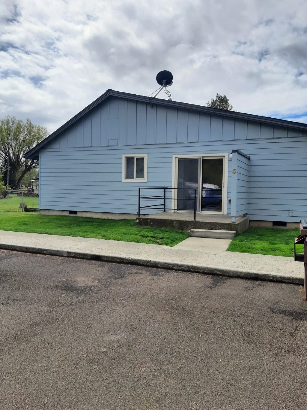 Exterior view of Leisure Way Apartments in Wallowa, Oregon