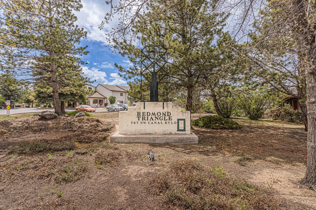 the sign at the entrance of redwood park in front of a house
