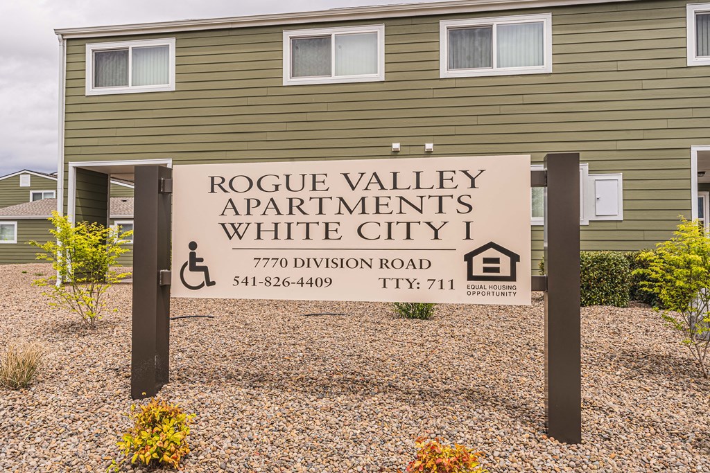 A sign for Rogue Valley Apartments in White City 1.